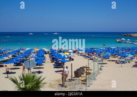 08/12/2015 Protaras, Chypre. L'une des plus belles plages de sable de Chypre et d'Europe est la plage de la baie de Fig Tree (région de Protaras). Ciel bleu et wa Banque D'Images