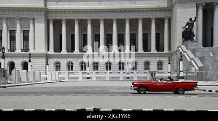 Le devant de voiture d'époque d'El Capitolio, le bâtiment emblématique du Capitole national dans le centre historique de la Havane, Cuba. Banque D'Images