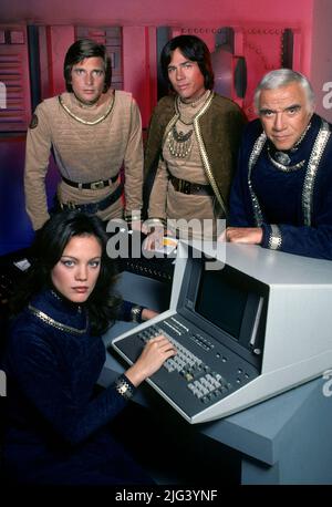 RICHARD HATCH, LORNE GREENE, DIRK BENEDICT ET MAREN JENSEN, DANS BATTLESTAR GALACTICA (1978), DIRIGÉ PAR RICHARD A. COLLA. Crédit : PHOTOS / Album UNIVERSEL Banque D'Images