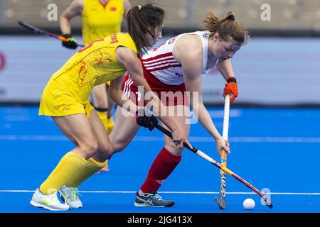 AMSTERDAM - Tessa Howard (ENG) et Yang Chen (CHN) pendant le match entre l'Angleterre et la Chine aux Championnats du monde de hockey au stade Wagener, sur 7 juillet 2022 à Amsterdam. ANP WILLEM VERNES Banque D'Images