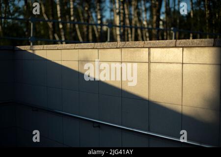 Lumière sur le bâtiment. Détails de l'architecture. Main courante pour le support sur le mur. Banque D'Images