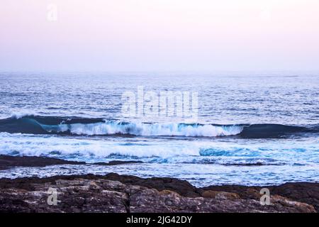 Turquoise colored6waves se brisant au crépuscule le long de la côte de Tsitsikamma en Afrique du Sud Banque D'Images