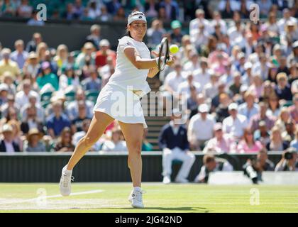 Wimbledon, Grande-Bretagne 7th. Juillet 2022. Le joueur de tennis tunisien ont Jabeur en action aux Championnats de Wimbledon 2022 le jeudi 7 juillet 2022., © Juergen Hasenkopf / Alamy Live News Banque D'Images