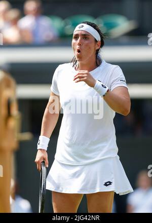 Wimbledon, Grande-Bretagne 7th. Juillet 2022. Le joueur de tennis tunisien, l'Ons Jabeur, réagit aux Championnats de Wimbledon 2022 le jeudi 7 juillet 2022., © Juergen Hasenkopf / Alamy Live News Banque D'Images