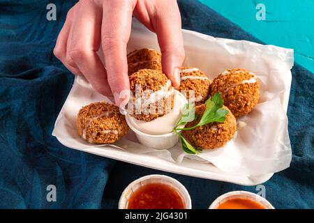 Falafel traditionnel méditerranéen arabe vegan avec une variété de trempettes Banque D'Images