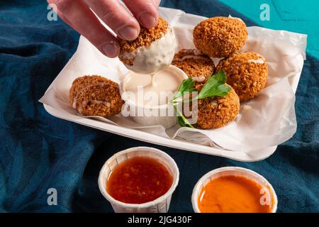 Falafel traditionnel méditerranéen arabe vegan avec une variété de trempettes Banque D'Images