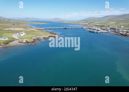 Portmagee village Comté Kerry, Irlande pont routier à Valentia île vue aérienne de drone Banque D'Images