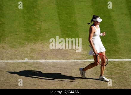 Elena Rybakina réagit contre Simona Halep lors de la demi-finale des dames le 11 e jour des Championnats de Wimbledon 2022 au All England Lawn tennis and Croquet Club, Wimbledon. Date de la photo: Jeudi 7 juillet 2022. Banque D'Images
