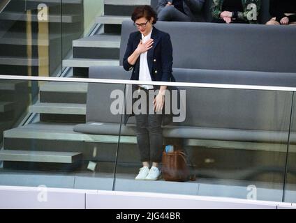 Berlin, Allemagne. 07th juillet 2022. Le publiciste Ferda Ataman accepte les applaudissements des factions gouvernementales sur la galerie des visiteurs au Bundestag allemand après son élection en tant que Commissaire fédéral indépendant anti-discrimination. L'ordre du jour de la session de 47th de la période législative de 20th comprenait l'élection du Commissaire fédéral indépendant à la lutte contre la discrimination. Credit: Bernd von Jutrczenka/dpa/Alamy Live News Banque D'Images