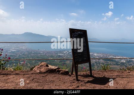 Naples, Italie. 28 mai 2022. Le café la Capannuccia et le menu de la boutique de souvenirs se trouvent au sommet du Vésuve, avec la baie de Naples en arrière-plan Banque D'Images