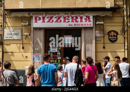 Naples, Italie. 27 mai 2022. Les gens attendent devant la célèbre Pizzeria da Michele de l'antica à Naples, en Italie. Banque D'Images