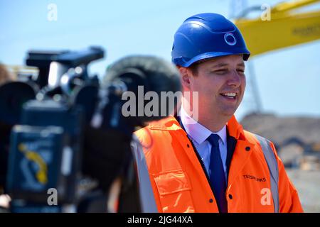 Redcar, Royaume-Uni. 07 juillet 2022. Le maire de Tees Valley, Ben Houchen, a été photographié alors que la construction de l'installation éolienne offshore de SeAH Wind Ltd, marque le premier investissement majeur du secteur privé à commencer la construction d'un Freeport au Royaume-Uni. M. Houchen a participé à une cérémonie de signature officielle, à des présentations et à l'inauguration de l'installation de £400million, ainsi qu'à des représentants du gouvernement et de SeAH Wind, avec plus de 200 chefs d'entreprise locaux également présents. Crédit : Teesside Snapper/Alamy Live News Banque D'Images