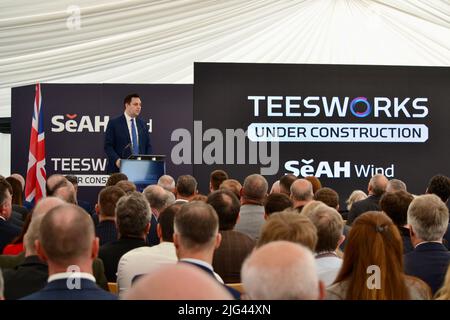 Redcar, Royaume-Uni. 07 juillet 2022. Le maire de Tees Valley, Ben Houchen, a été photographié alors que la construction de l'installation éolienne offshore de SeAH Wind Ltd, marque le premier investissement majeur du secteur privé à commencer la construction d'un Freeport au Royaume-Uni. M. Houchen a participé à une cérémonie de signature officielle, à des présentations et à l'inauguration de l'installation de £400million, ainsi qu'à des représentants du gouvernement et de SeAH Wind, avec plus de 200 chefs d'entreprise locaux également présents. Crédit : Teesside Snapper/Alamy Live News Banque D'Images