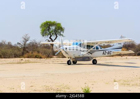 Un Cessna 172 sur la piste d'atterrissage de Chitabe desservant le camp de Sandibe, adjacent à la réserve de gibier de Moremi, dans le delta d'Okavango, au Botswana, en Afrique australe Banque D'Images