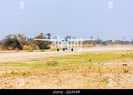 Un Cessna 172 sur la piste d'atterrissage de Chitabe desservant le camp de Sandibe, adjacent à la réserve de gibier de Moremi, dans le delta d'Okavango, au Botswana, en Afrique australe Banque D'Images