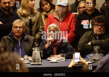 Buenos Aires, Argentine, 7th juillet 2022. Lors d'une conférence de presse à la Chambre des députés de la Nation, différentes organisations sociales et mouvements populaires, parmi lesquels le Front des organisations en lutte (FOL, dans son acronyme espagnol), dénoncent une action coordonnée au niveau national par la persécution et l'intimidation, et une campagne de stigmatisation. (Crédit: Esteban Osorio/Alay Live News). Banque D'Images