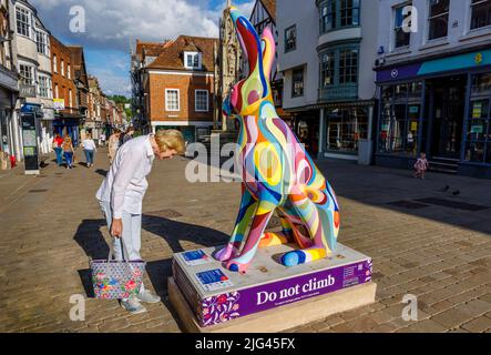 'Wavy Hare!', une sculpture d'Amy Bourbon dans le cadre de l'événement de piste d'art public d'été de Hares of Hampshire par le Buttercross à High Street, Winchester Banque D'Images