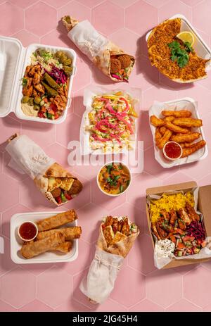 Variété de plats traditionnels méditerranéens arabes à emporter pour le partage Banque D'Images