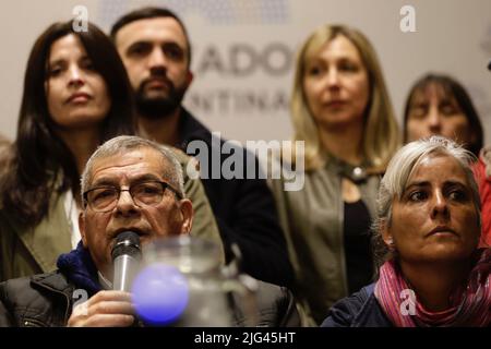 Buenos Aires, Argentine, 7th juillet 2022. Lors d'une conférence de presse à la Chambre des députés de la Nation, différentes organisations sociales et mouvements populaires, parmi lesquels le Front des organisations en lutte (FOL, dans son acronyme espagnol), dénoncent une action coordonnée au niveau national par la persécution et l'intimidation, et une campagne de stigmatisation. (Crédit: Esteban Osorio/Alay Live News). Banque D'Images