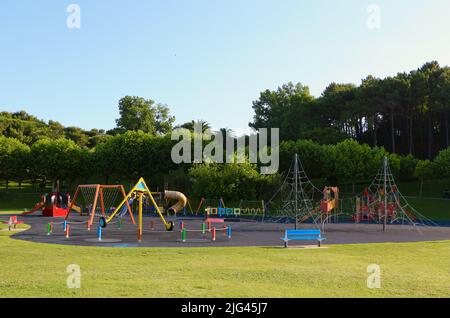 Tôt le matin, vider une grande aire de jeux pour enfants dans le parc de la Magdalena Peninsular Santander Cantabria Espagne Banque D'Images