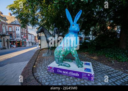 'A Wild Walk on the Downs', une sculpture de Rachael Alexander dans le cadre de l'événement de piste d'art public d'été de Hares of Hampshire à High Street, Winchester Banque D'Images