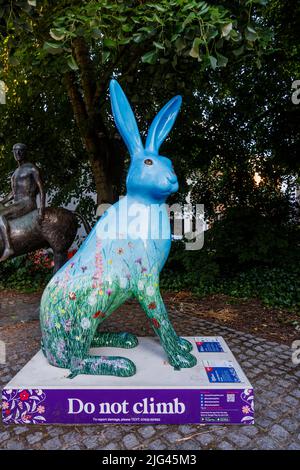 'A Wild Walk on the Downs', une sculpture de Rachael Alexander dans le cadre de l'événement de piste d'art public d'été de Hares of Hampshire à High Street, Winchester Banque D'Images