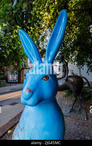 'A Wild Walk on the Downs', une sculpture de Rachael Alexander dans le cadre de l'événement de piste d'art public d'été de Hares of Hampshire à High Street, Winchester Banque D'Images