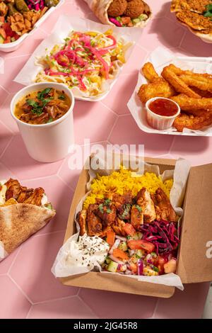 Variété de plats traditionnels méditerranéens arabes à emporter pour le partage Banque D'Images