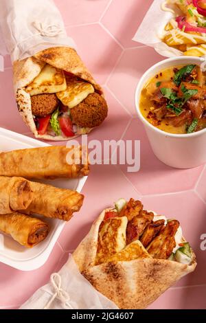 Variété de plats traditionnels méditerranéens arabes à emporter pour le partage Banque D'Images