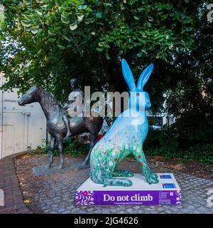 'A Wild Walk on the Downs', une sculpture de Rachael Alexander dans le cadre de l'événement de piste d'art public d'été de Hares of Hampshire à High Street, Winchester Banque D'Images