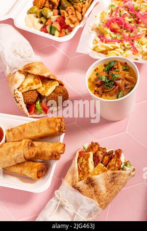 Variété de plats traditionnels méditerranéens arabes à emporter pour le partage Banque D'Images