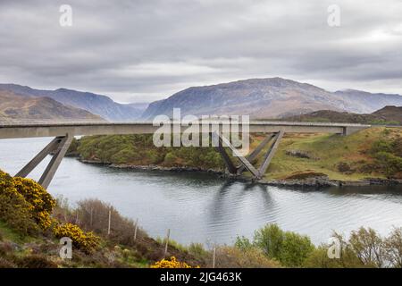 le pont de kylesku traversant le loch a chairn bhain scotland Banque D'Images