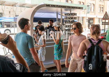 Activation de la marque pour la nouvelle saison de "Westworld" de HBO Max dans le quartier de Meatpacking à New York vendredi, 17 juin 2022. Les visiteurs ont été servis à un café et à des bretzels servis par des ambassadeurs de la marque « android ». Saison quatre premières sur 26 juin. (© Richard B. Levine) Banque D'Images