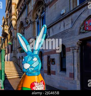 « Shine Bright Through the Dark », une sculpture de Reilly Creative dans le cadre de l'événement de sentier d'art public Hares of Hampshire, Guildhall, The Broadway, Winchester Banque D'Images