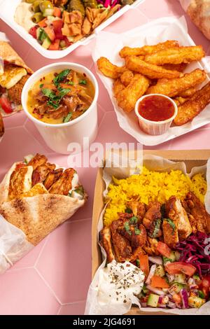 Variété de plats traditionnels méditerranéens arabes à emporter pour le partage Banque D'Images