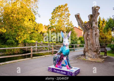 'Soyez votre beau soi', une sculpture colorée de Jenny Muncaster dans le cadre de la piste d'art public d'été de Hares of Hampshire dans les Weirs, Winchester Banque D'Images