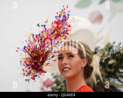 Un coureur dans un chapeau pose une photo pour la cérémonie de remise des style Awards à l'occasion de la fête des femmes du Moet and Chandon July Festival à Newmarket racecourse, Suffolk. Date de la photo: Jeudi 7 juillet 2022. Banque D'Images