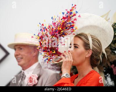 Un coureur dans un chapeau pose une photo pour la cérémonie de remise des style Awards à l'occasion de la fête des femmes du Moet and Chandon July Festival à Newmarket racecourse, Suffolk. Date de la photo: Jeudi 7 juillet 2022. Banque D'Images