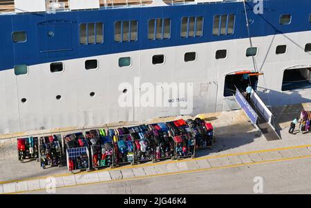 Corfou, Grèce - juin 2022 : équipage déchargeant les bagages des passagers dans le port de Corfou après la fin d'une croisière autour des îles grecques Banque D'Images