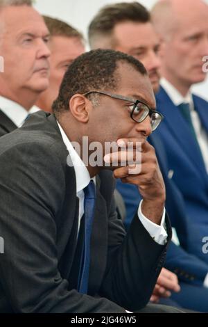 Redcar, Royaume-Uni. 07 juillet 2022. Kwasi Kwarteng photographié alors que la construction a commencé sur l'installation éolienne offshore de SeAH Wind Ltd, marquant le premier investissement majeur du secteur privé commençant la construction dans un Freeport britannique. Kwarteng, secrétaire d'entreprise du gouvernement britannique, a participé à une cérémonie de signature officielle, à une présentation et à la première étape de l'installation de £400million, avec la participation de plus de 200 chefs d'entreprise locaux et politiciens locaux. Crédit : Teesside Snapper/Alamy Live News Banque D'Images