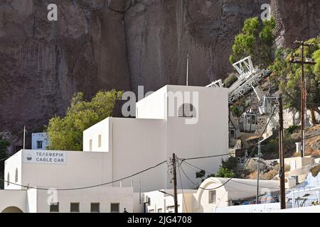 Fira, Santorini, Grèce - juin 2022: Vue extérieure de la station de téléphérique au pied des falaises, qui transporte les gens de et vers la ville Banque D'Images