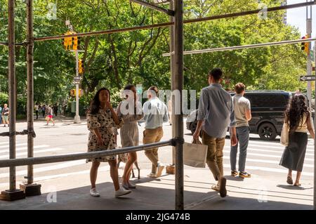 Des piétons sous échafaudage dans le quartier animé de Flatiron Nomad à New York mardi, 28 juin 2022. (© Richard B. Levine) Banque D'Images