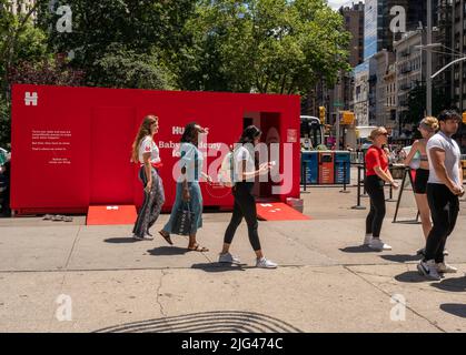 Les gens marchent devant une activation de marque Huggies dans le quartier animé de Flatiron Plaza à New York mardi, 28 juin 2022. (© Richard B. Levine) Banque D'Images