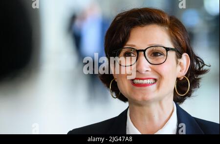 Berlin, Allemagne. 07th juillet 2022. L'attaché de presse Ferda Ataman après son élection en tant que Commissaire indépendant fédéral anti-discrimination au Bundestag allemand. Credit: Bernd von Jutrczenka/dpa/Alamy Live News Banque D'Images