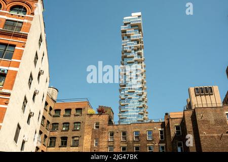 Le gratte-ciel de l'appartement, situé au 56, rue Leonard, domine les bâtiments inférieurs de Tribeca à New York le dimanche, 3 juillet 2022. Le 56 Leonard Street, conçu par Herzog & de Meuron, mesure 820 mètres de haut et compte 145 appartements. (© Richard B. Levine) Banque D'Images