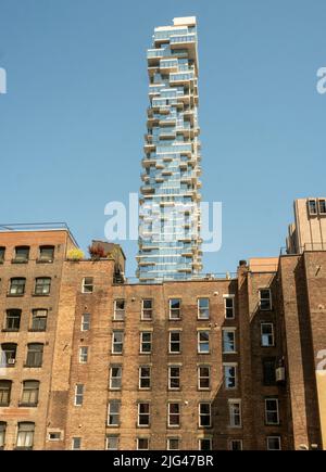 Le gratte-ciel de l'appartement, situé au 56, rue Leonard, domine les bâtiments inférieurs de Tribeca à New York le dimanche, 3 juillet 2022. Le 56 Leonard Street, conçu par Herzog & de Meuron, mesure 820 mètres de haut et compte 145 appartements. (© Richard B. Levine) Banque D'Images