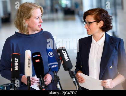 Berlin, Allemagne. 07th juillet 2022. Le publiciste Ferda Ataman (r) parle après son élection en tant que Commissaire fédéral indépendant anti-discrimination avec Lisa Pas (Bündnis 90/Die Grünen), Ministre fédéral de la famille, des personnes âgées, des femmes et de la jeunesse au Bundestag allemand. Credit: Bernd von Jutrczenka/dpa/Alamy Live News Banque D'Images