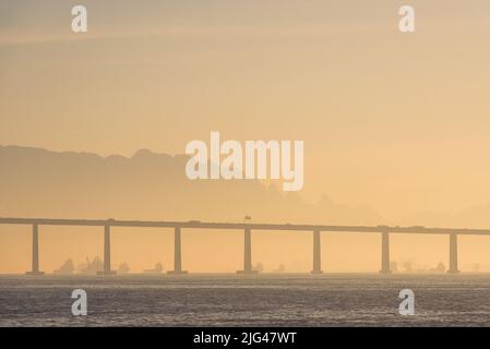 Rio - Pont Niteroi traverser la baie de Guanabara et relier Rio de Janeiro et Niteroi Banque D'Images