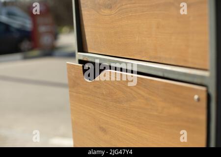 Armoire en bois pour déchets. placard à ordures. Banque D'Images