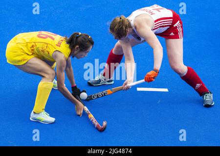 AMSTERDAM - Yang Chen (CHN) et Tessa Howard (ENG) pendant le match entre l'Angleterre et la Chine aux championnats du monde de hockey au stade Wagener, sur 7 juillet 2022 à Amsterdam. ANP WILLEM VERNES Banque D'Images